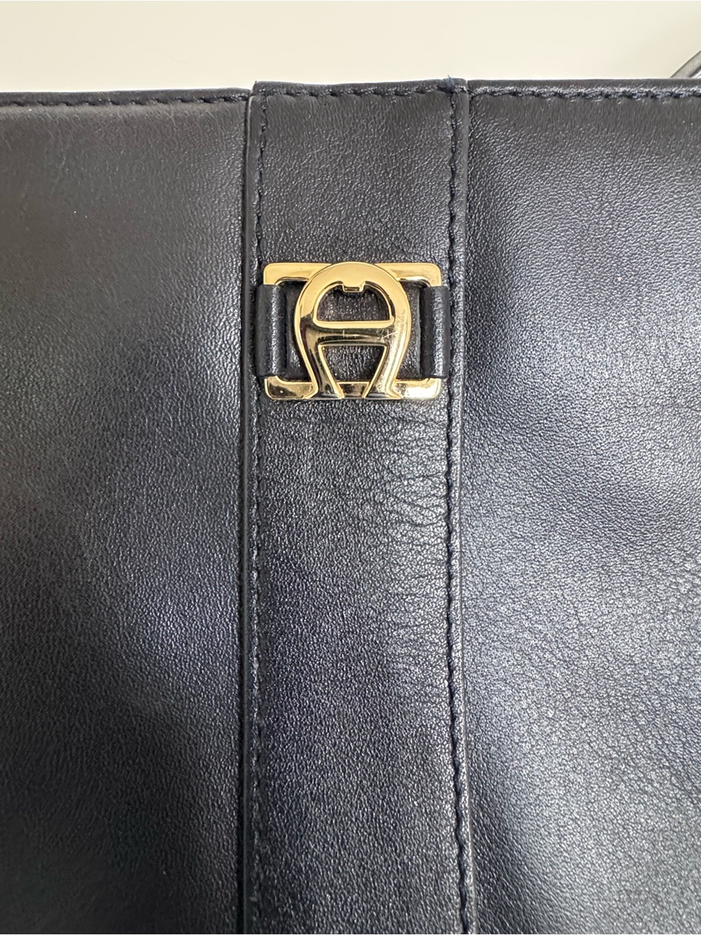 Etienne Aigner Black Leather Shoulder Bag Gold Hardware Minimalist Vintage Chic - Picture 5 of 15